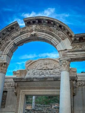 Hadrian Temple Archway Frames Azure Sky with Ornate Carvings in Ephesus Stock-Fotos