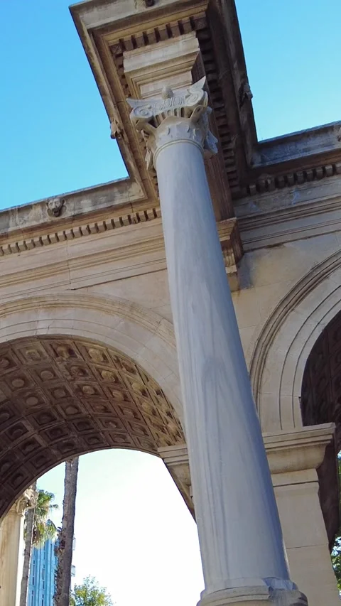 Hadrian’s Gate in Antalya with close-up of marble columns and carvings Video stock 317742990