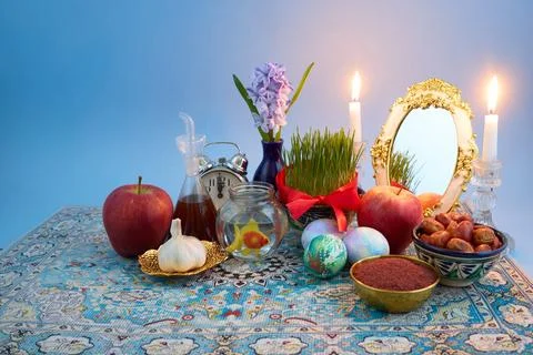 Haft-sin table representing nowruz with symbolic items Foto stock