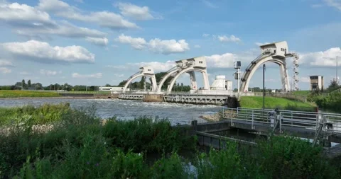 The Hagestein weir and lock complex in the Lek in the municipality of 動画素材 283010507