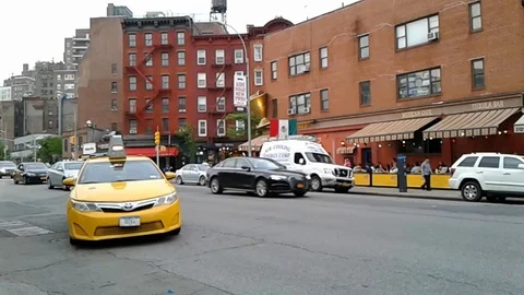 Hailing a cab in NYC 動画素材 91635516