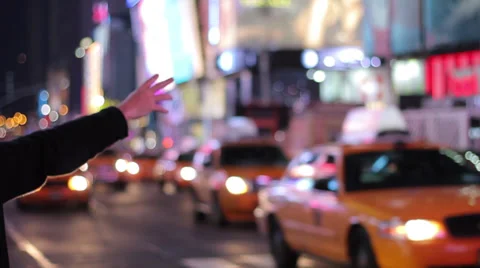 Hailing a Yellow Cab - Times Square Vídeo Stock 39768511