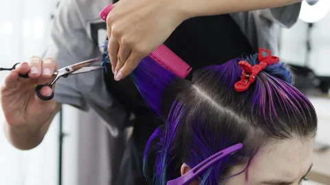 Hair falls to the floor while cutting. Video stock 278025036