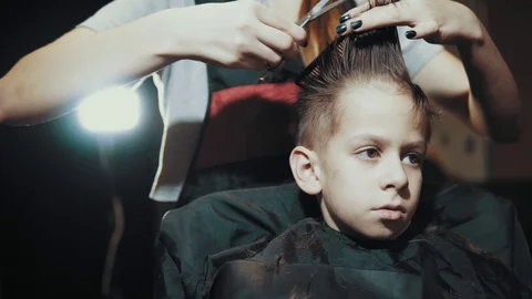 Haircut for boy scissors and comb at the hairdresser. Vídeos de archivo 104046300