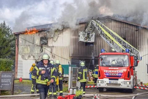  Halbe Million Euro Schaden bei Lagerhallenbrand in Eppingen: Brennender H... Stock Photos