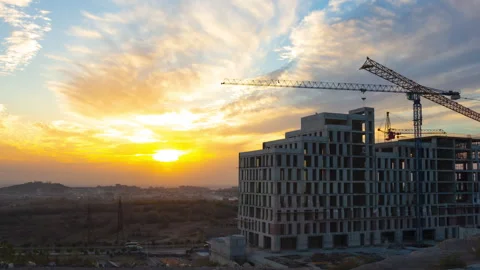 Half-built building with cranes against romantic sunset. 4K Time Lapse video Vidéo 259209687
