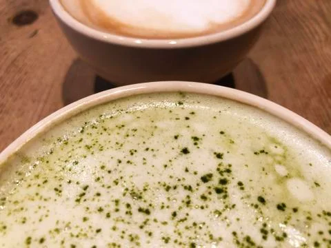 Half Cup Of Matcha Tea Latte And Cafe Latte Foto stock