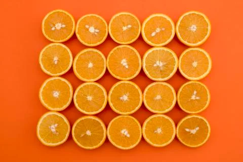 Half-cut oranges on an orange background in the shape of a rectangle Foto stock