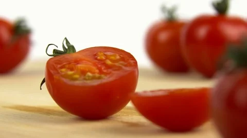 Half-cut tomato on a cutting board 動画素材 83055132