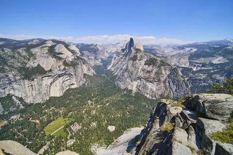 Half Dome and Granite Cliffs Overlooking Yosemite Valley from Glacier Point Stock-Fotos