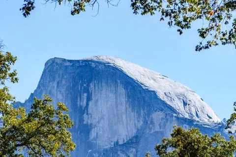 Half Dome's Iconic Granite Face Towers Over Yosemite Valley, Framed by Gold.. Stock-Fotos
