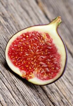 Half of figs on rustic wooden table Stock-Fotos