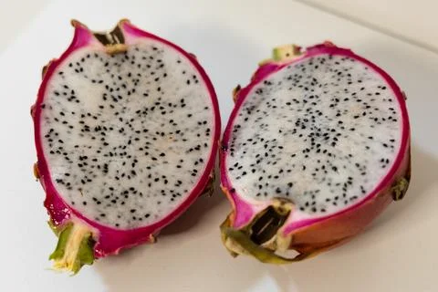 Half of fresh dragon fruit with half and pitaya Foto stock
