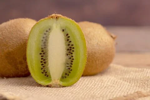 A half kiwi slice placed on the brown sack Foto stock