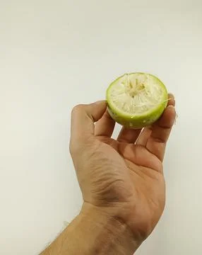 Half of the lemon in the hand Foto stock