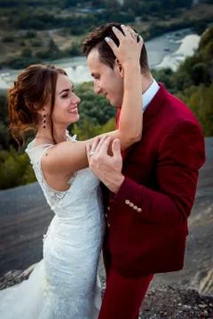 Half-length sensitive wedding portrait of the hugging couple. The charming Fotos de archivo