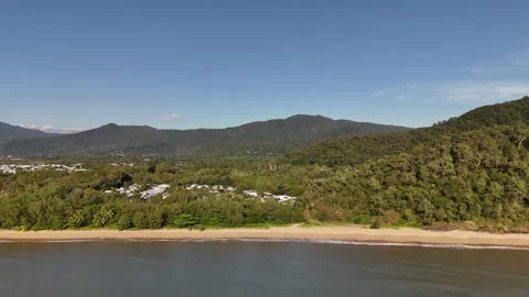 Half Moon Bay Beach and Roci Point, Cairns, Queensland, Australia: 4K Aerial 스톡 동영상 311141458