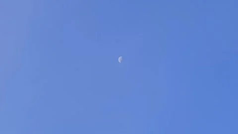 Half Moon, Bright Sky Afternoon 库存影片 335524608