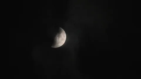 Half moon clouds moving over and reveal the moon Vidéo 88962529