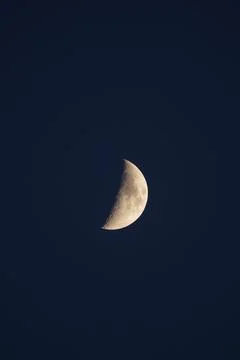 Half Moon in Dark Sky: Celestial Beauty at Night Foto stock
