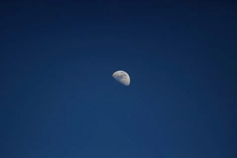 Half moon during daylight 库存照片