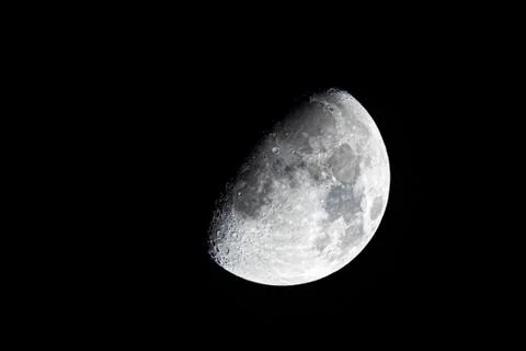 Half moon during the first quarter phase isolated against a black sky at night Foto stock