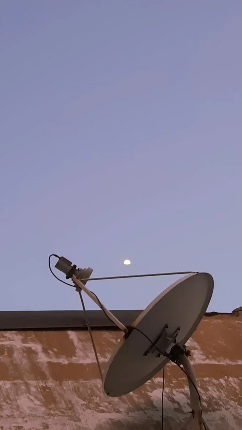 Half Moon in the Sky above Wall, Vertical 4k Footage Stockbeeldmateriaal 343407372