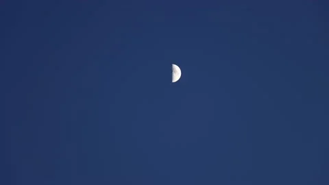 Half of the moon in the sky - day to night timelapse footage Vidéo 145434147