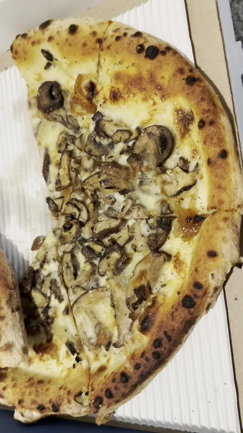 Half Mushroom Pizza in Cardboard Box Vídeo Stock 346475902