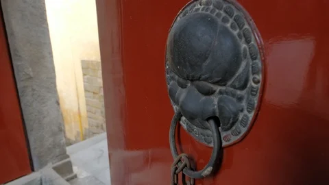Half open the copper ring on the animal's face on the wooden door Stock-Footage 123985594