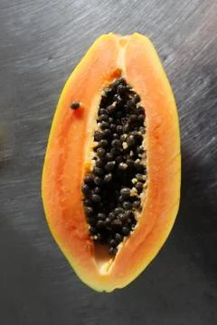Half a papaya fruit on the kitchen table. Foto stock