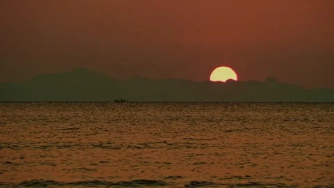 Half sun behind the remote island during tropical sunset. Koh Samui. Thailand. 스톡 동영상 332964428