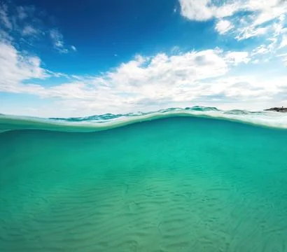Half underwater view crystal clear turquoise sea water paradise exotic island Stock-Fotos