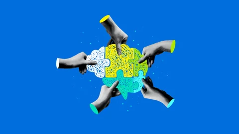 Halftone hands connect brain shaped puzzle. Concept of teambuilding, teamwork Stock Footage 332700967