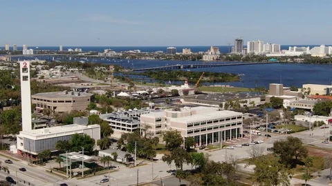 Halifax River and downtown rooftops in Daytona Beach, Florida Vidéo 104884850
