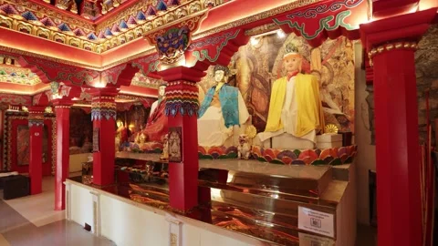 Hall with figures of Buddha and columns with drawings of the wheel of Samsara 스톡 동영상 222724025