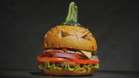 Halloween beef burger in shape of pumpkin Video stock 139708684