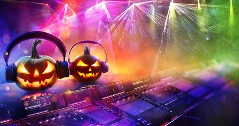 Halloween Disco Music - Pumpkins With Headphones In Nightclub Stock Illustration