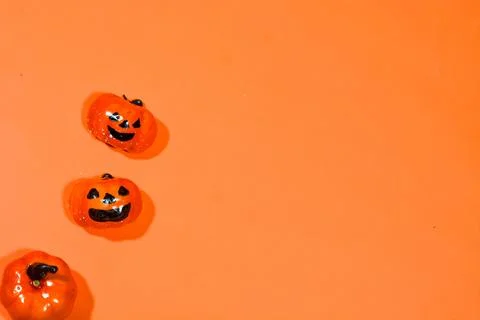 Halloween double border of scattered candy and decor. Flat lay over an oran.. 스톡 사진