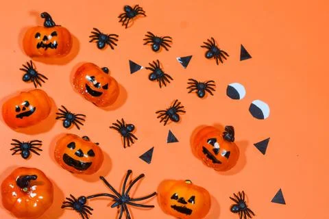 Halloween double border of scattered candy and decor. Flat lay over an oran.. 스톡 사진