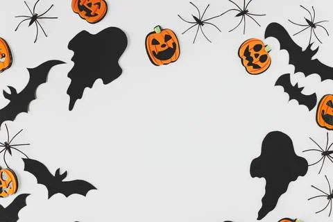 Halloween flat lay. Black ghosts, spiders, bats and orange pumpkins decorat.. Stock Photos