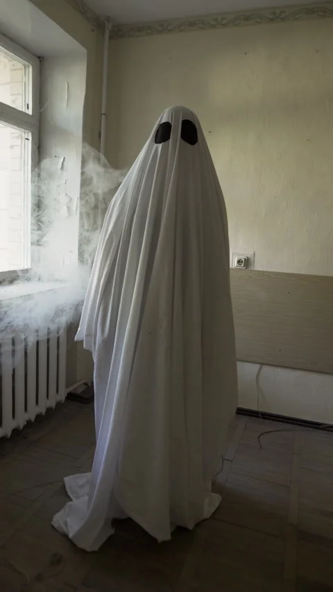 Halloween ghost in white sheet in room. halloween spooky concept. Stock Footage 313495223