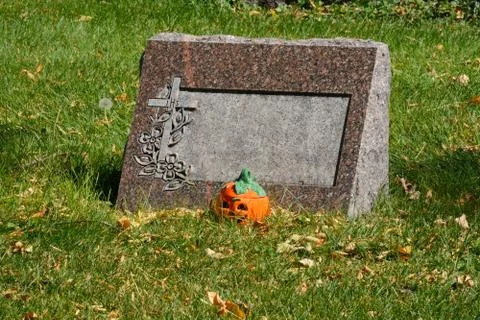 Halloween jack o lantern decoration by grave tombstone Stock Photos