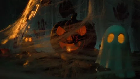 Halloween Jack O Lantern Pumpkin with Glowing Ghost Decorations in Dark Spooky 库存影片 331110447