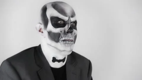 Halloween man in old skeleton make-up in business suit waddles Vídeo Stock 139288561