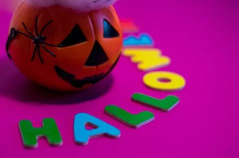 Halloween message made with letters between a pumpkin. Foto stock