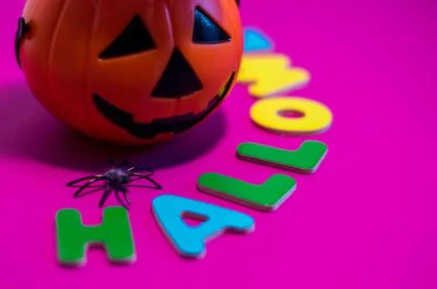 Halloween message made with letters between a pumpkin. Foto stock