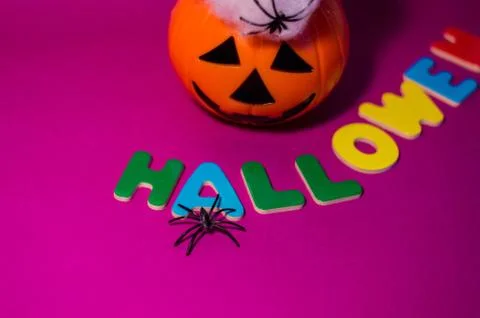 Halloween message made with letters between a pumpkin. Foto stock