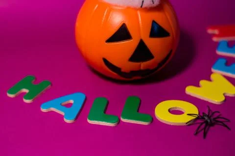 Halloween message made with letters between a pumpkin. Foto stock