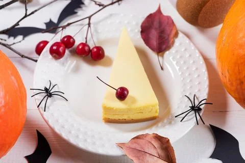 Halloween party table setting design with pumpkin pie, pumpkins, black spid.. Stock Photos